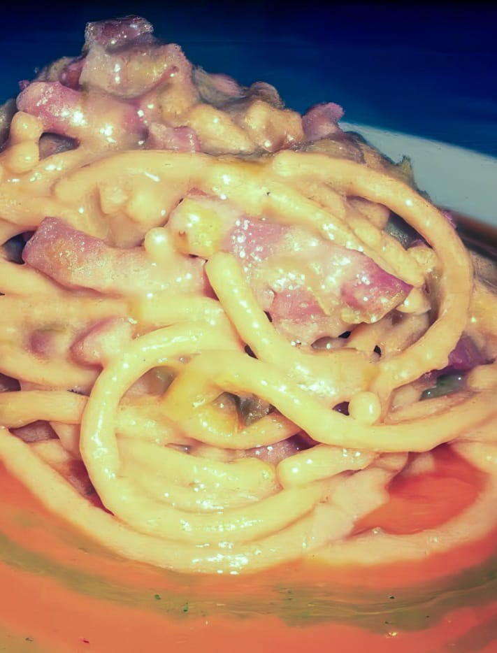 BIGOLI CON PORRO E PANCETTA SU CREMA DI ZUCCA E SALSA AL PREZZEMOLO