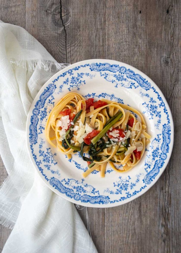 LINGUINE CON CICORIA POMODORINI E FORMAGGIO DI CAPRA