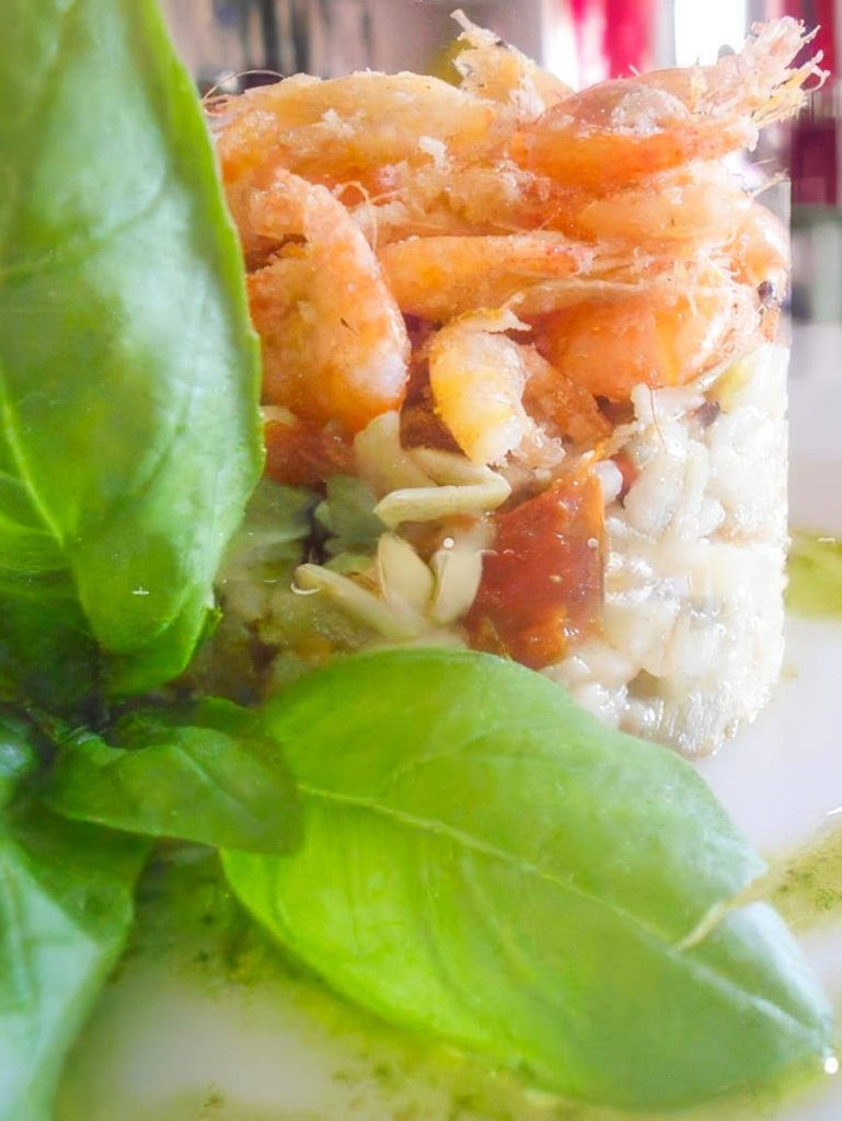 CARCIOPOMODOROSO RISOTTO COI SALTAREI E OLIO AL BASILICO