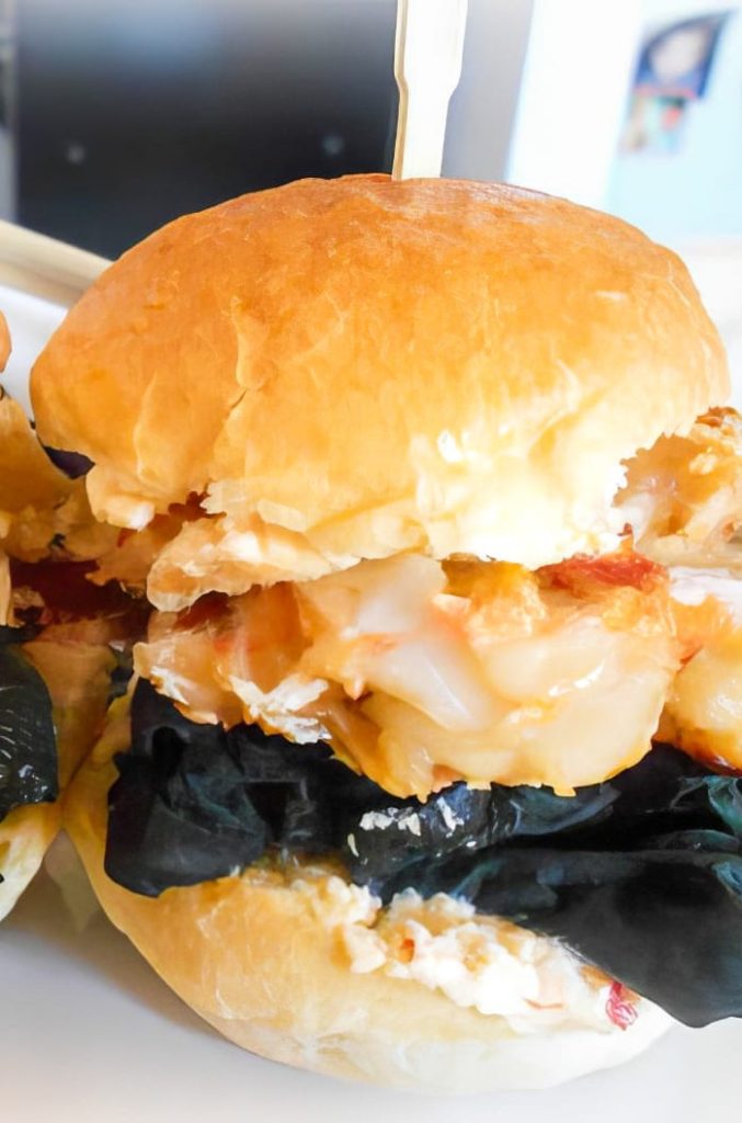 HAMBURGER DI GAMBERI CON FUNGHI MU EHR E PATATE VIOLA CHIPS