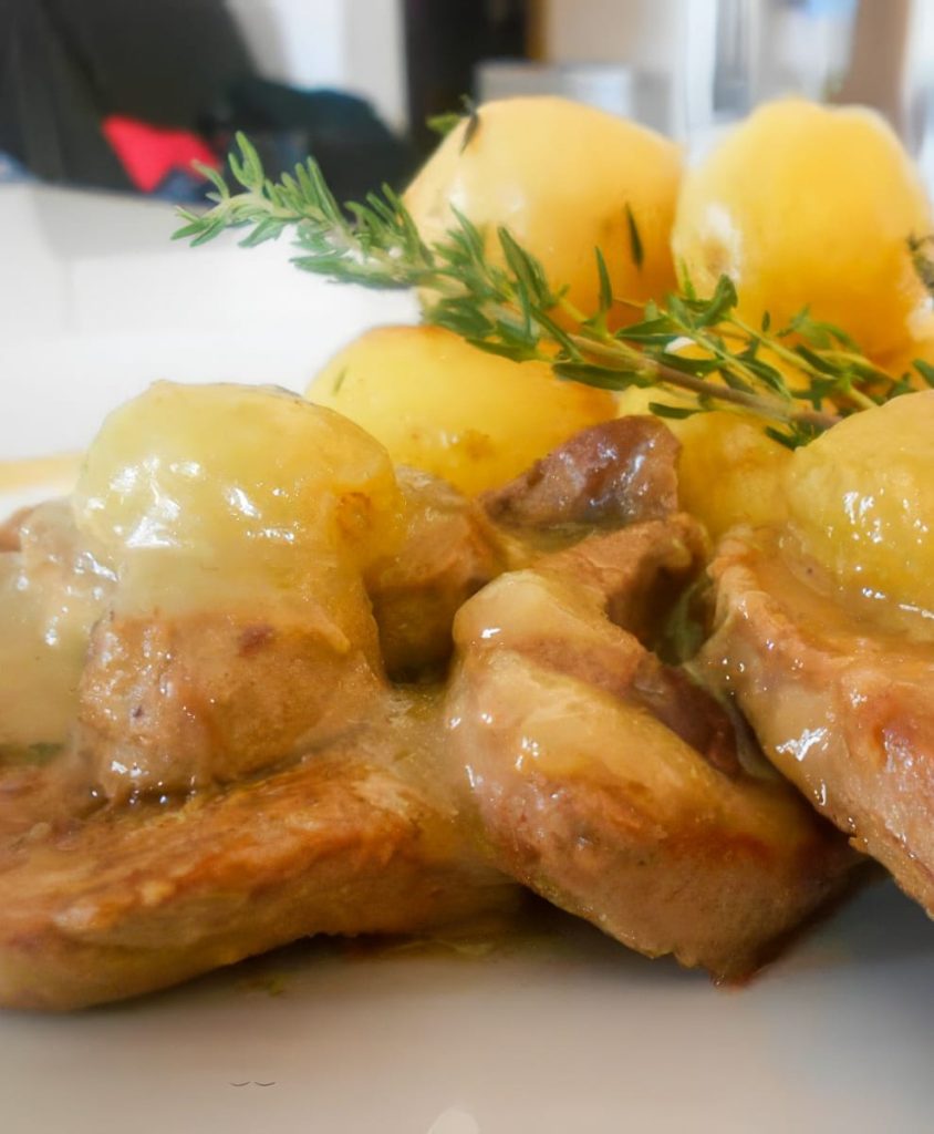 SCALOPPINE DI ROGNONE AL MARSALA CON SALSA ALL’UVA E PATATE NOVELLE AL TIMO (1)