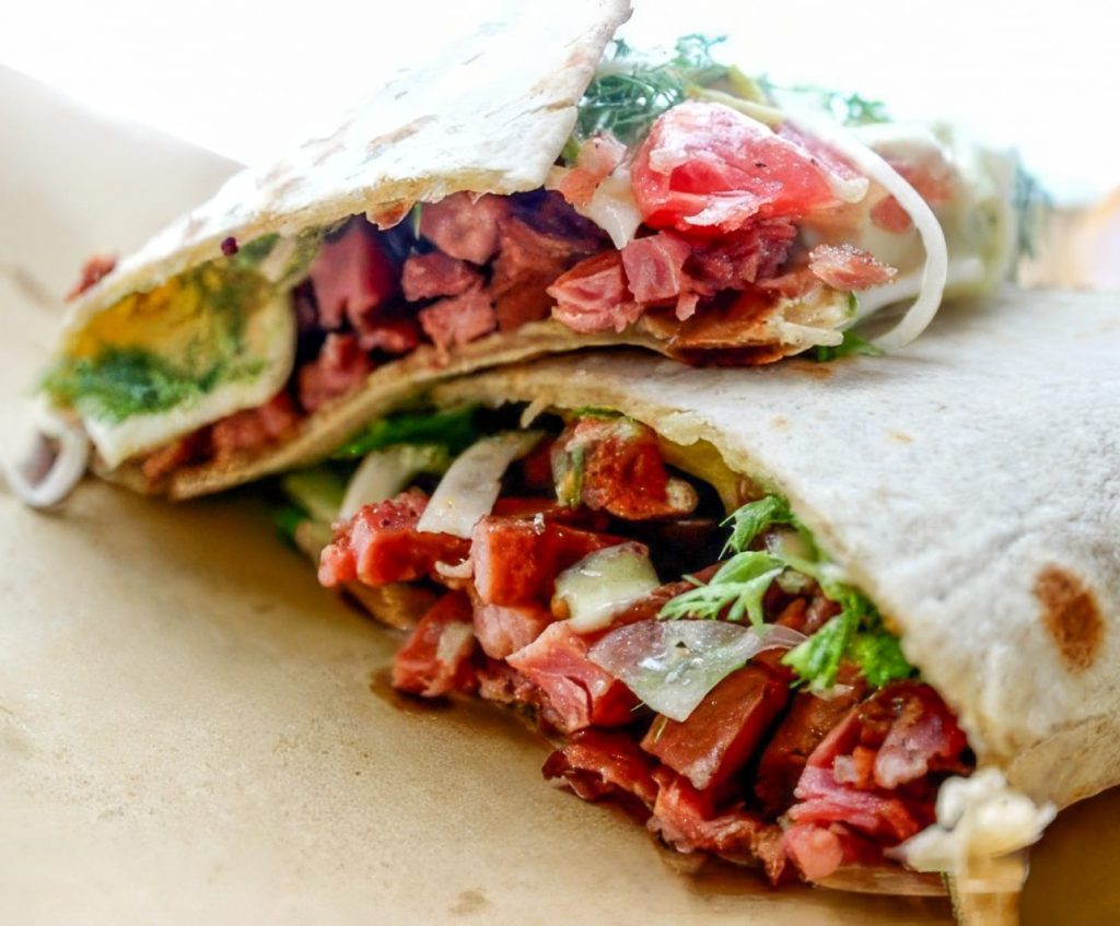 PIADINA DI FARRO CON PROSCIUTTO COTTO SPEZIATO ED INSALATA DI FINOCCHI E POMPELMO ROSA 