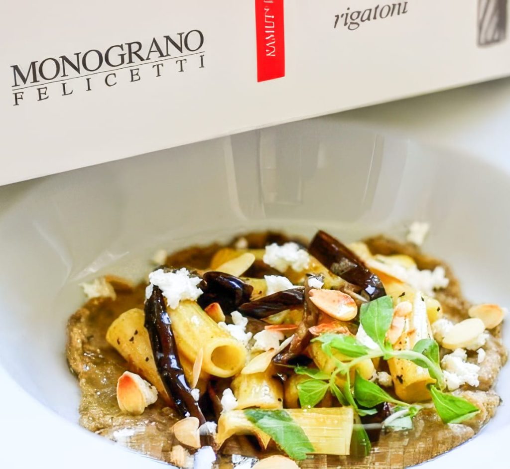 RIGATONI DI KAMUT CON PESTO DI MELANZANE, PRIMO SALE DI BUFALA AL PROFUMO DI MAGGIORANA