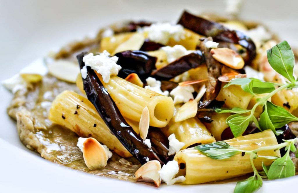 RIGATONI DI KAMUT CON PESTO DI MELANZANE, PRIMO SALE DI BUFALA AL PROFUMO DI MAGGIORANA