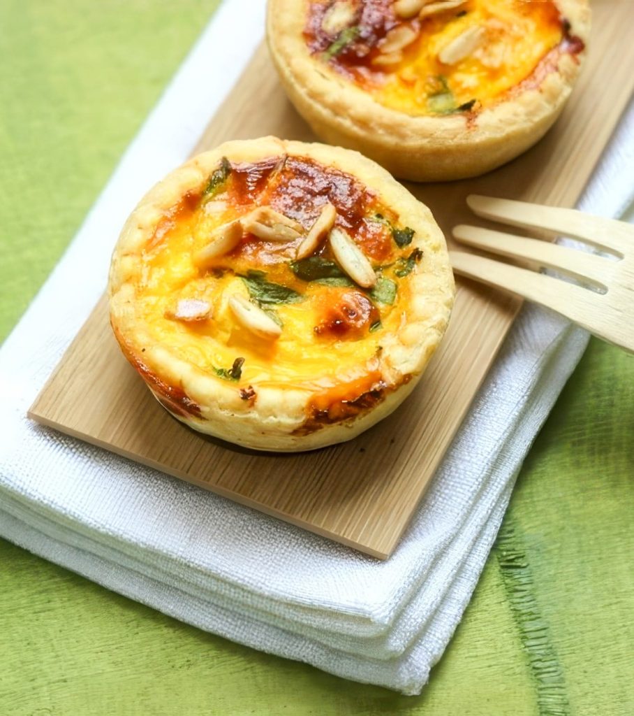 MINI QUICHE CON ZUCCHINE BASILICO E YOGURT
