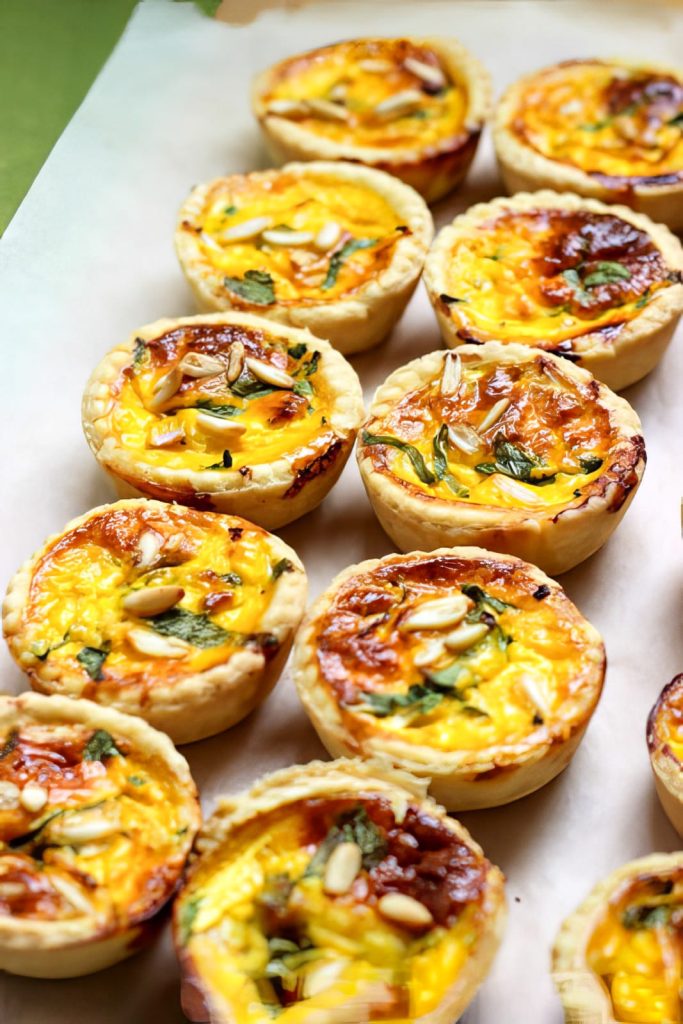MINI QUICHE CON ZUCCHINE BASILICO E YOGURT