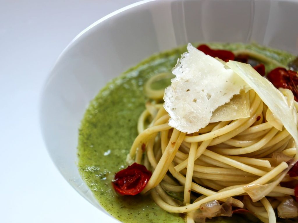 SPAGHETTI ALLA CIPOLLA  E SCAGLIETTE DI PANCETTA SU CREMA DI ZUCCHINE CON POMODORINI E FORMAGGIO DI GROTTA