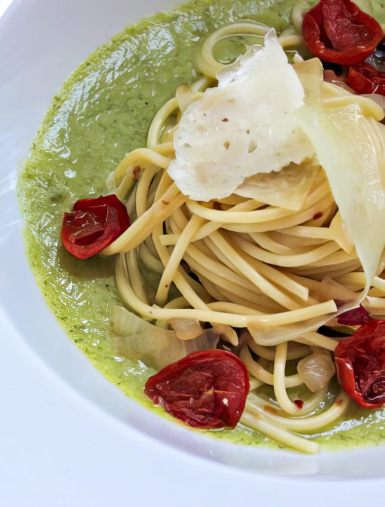 SPAGHETTI ALLA CIPOLLA  E SCAGLIETTE DI PANCETTA SU CREMA DI ZUCCHINE CON POMODORINI E FORMAGGIO DI GROTTA