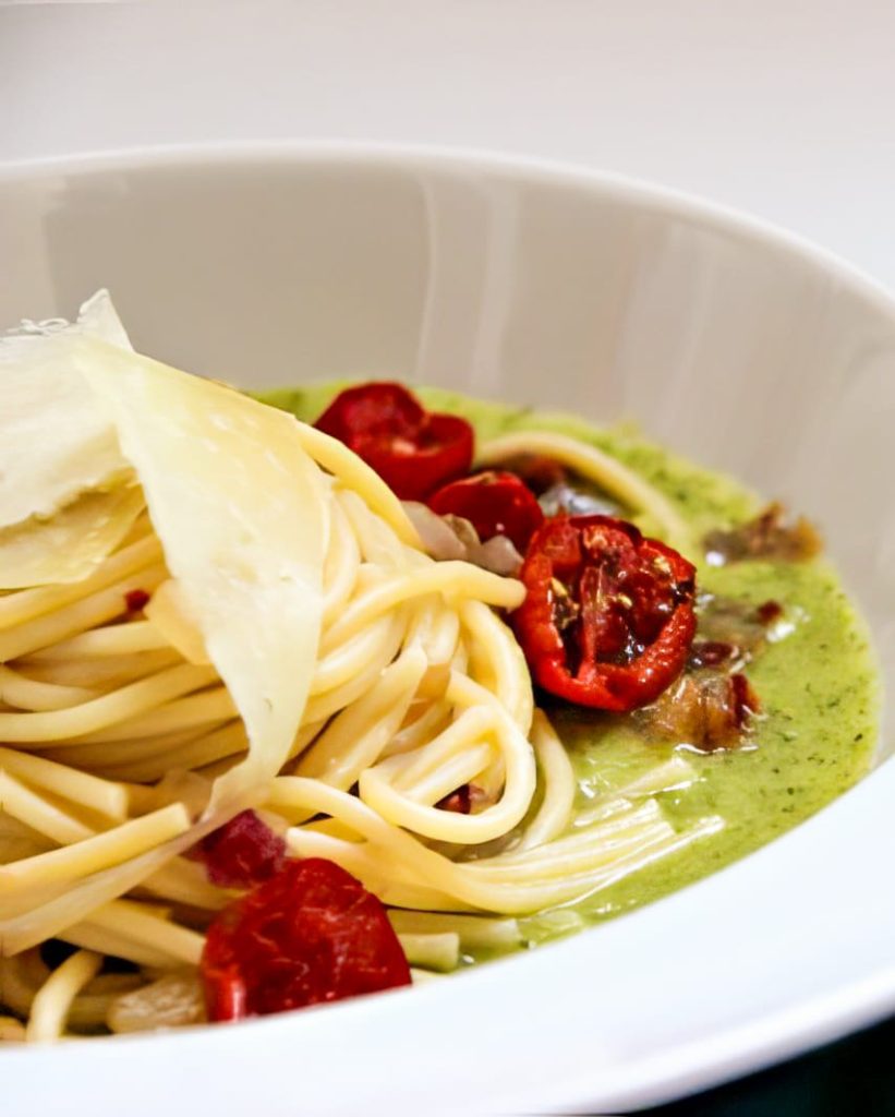 SPAGHETTI ALLA CIPOLLA  E SCAGLIETTE DI PANCETTA SU CREMA DI ZUCCHINE CON POMODORINI E FORMAGGIO DI GROTTA