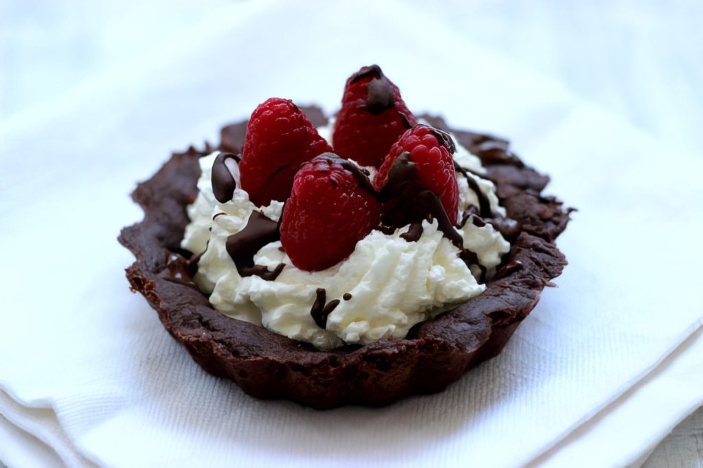 TARTELLETTE AL CACAO CON CREAM CHEESE,LAMPONI E CIOCCOLATA AL PEPERONCINO