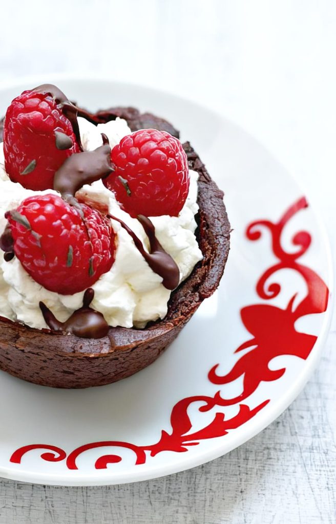 TARTELLETTE AL CACAO CON CREAM CHEESE,LAMPONI E CIOCCOLATA AL PEPERONCINO