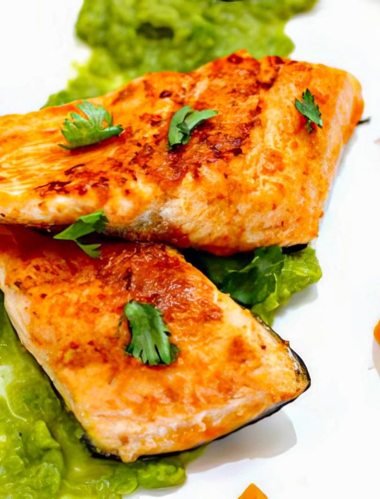 TROTA SALMONATA SPEZIATA CON PURE’ DI PISELLI E PATATE DOLCI AL CUMINO