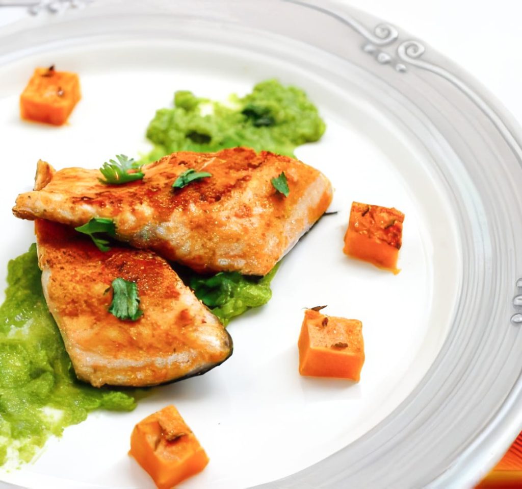 TROTA SALMONATA SPEZIATA CON PURE’ DI PISELLI E PATATE DOLCI AL CUMINO