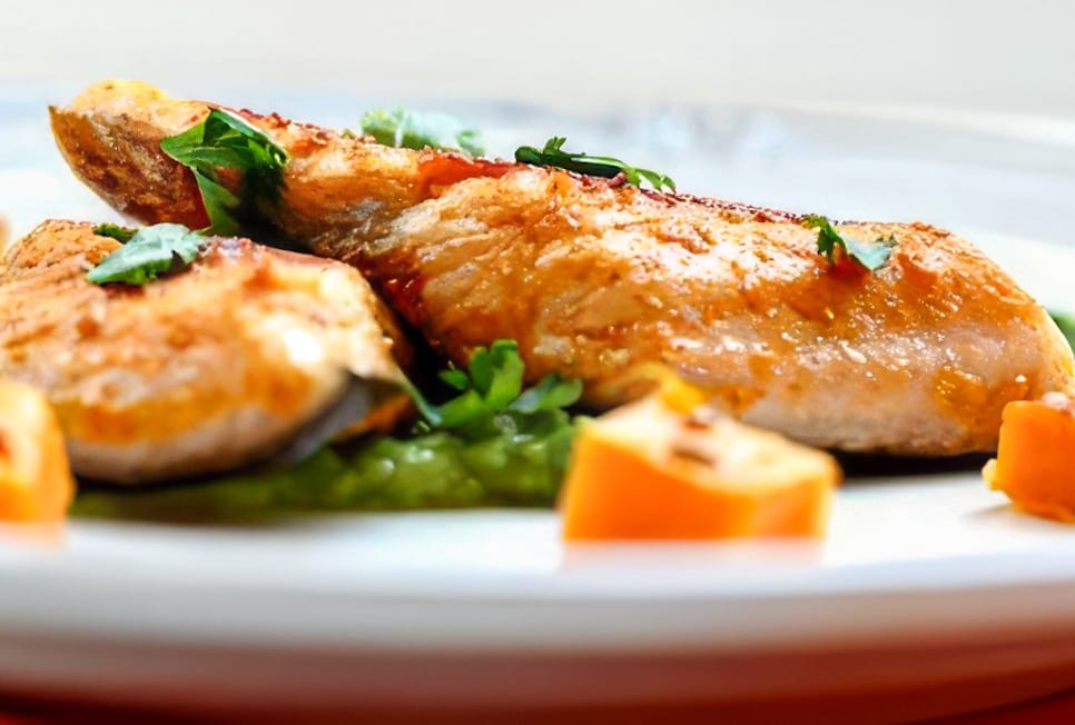 TROTA SALMONATA SPEZIATA CON PURE’ DI PISELLI E PATATE DOLCI AL CUMINO