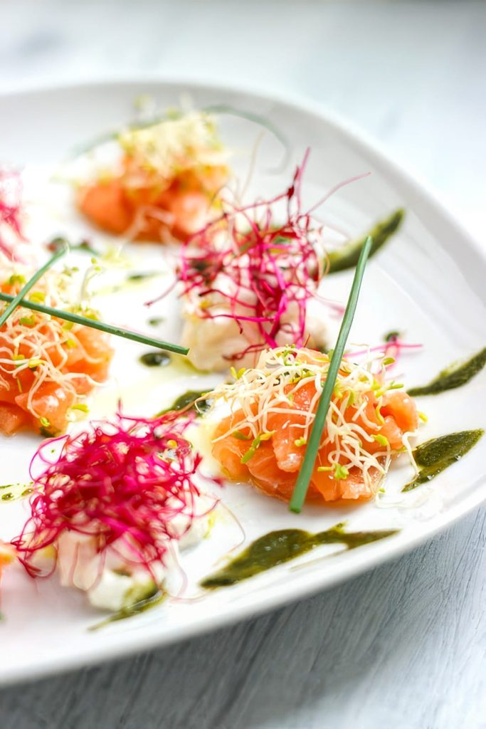 SASHIMI DI SALMONE CON BURRATA GERMOGLI E SALSA AL BASILICO ORIENTALE