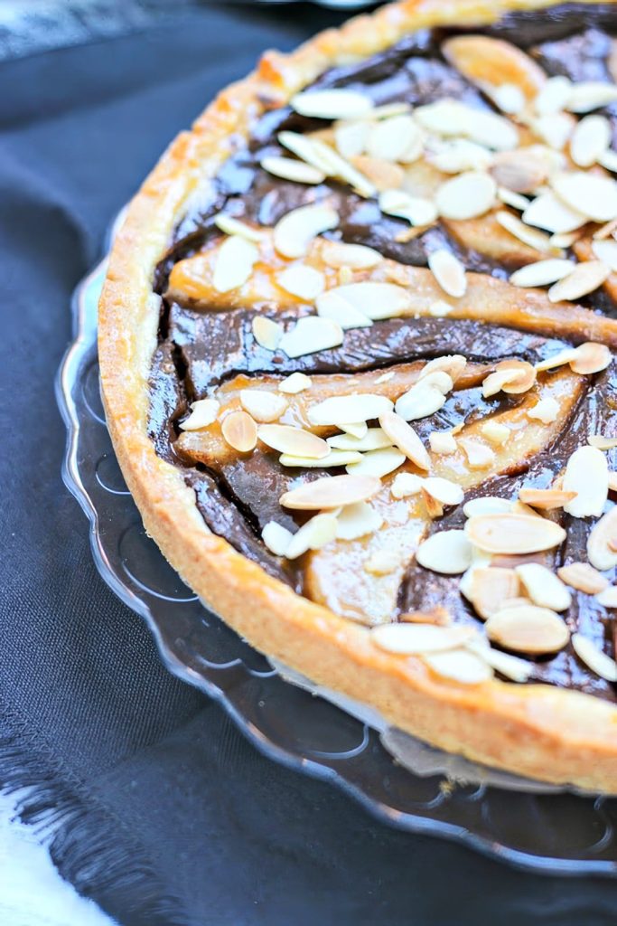  torta alle pere, arricchita con cioccolato fondente e mandorle