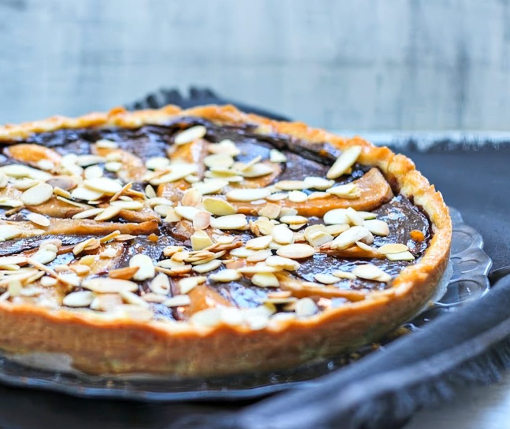  torta alle pere, arricchita con cioccolato fondente e mandorle