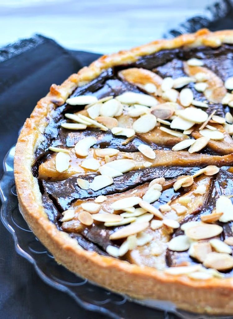  torta alle pere, arricchita con cioccolato fondente e mandorle