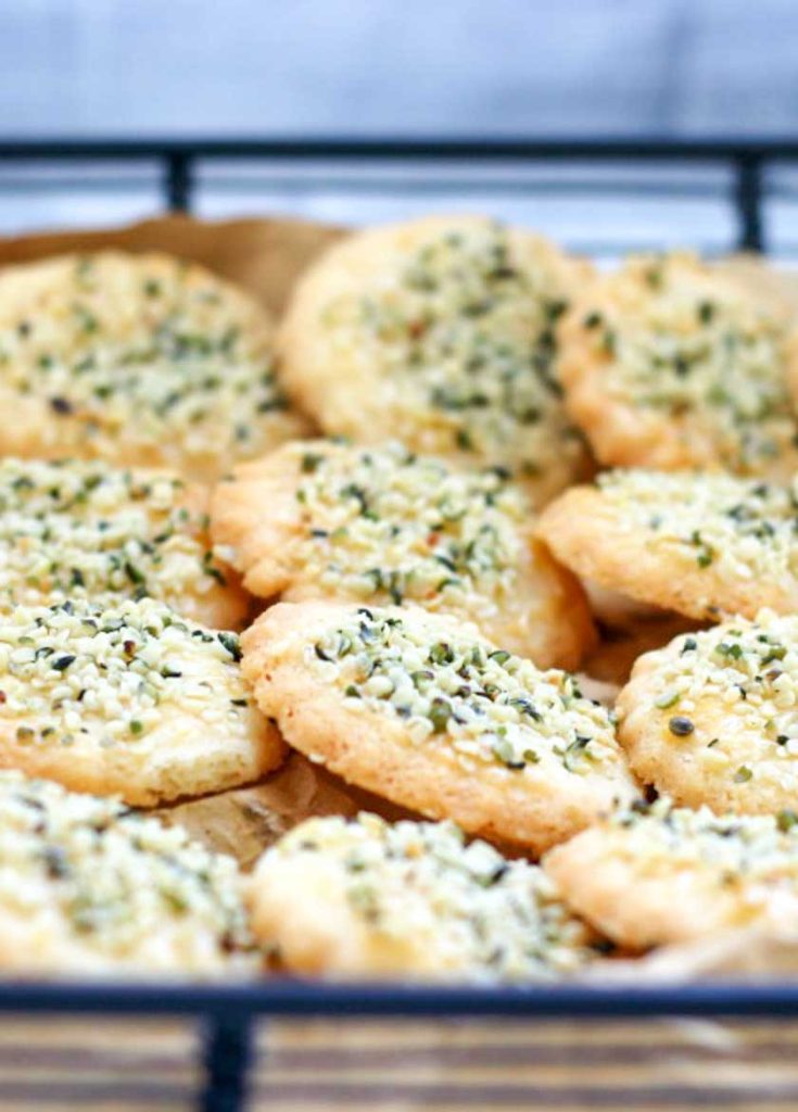 BISCOTTI AL PARMIGIANO CON SEMI DI CANAPA