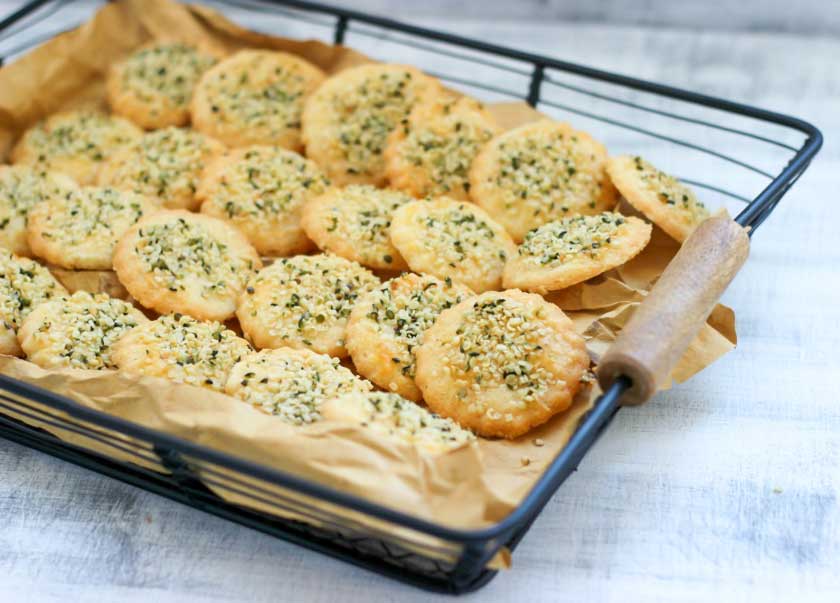 BISCOTTI AL PARMIGIANO CON SEMI DI CANAPA