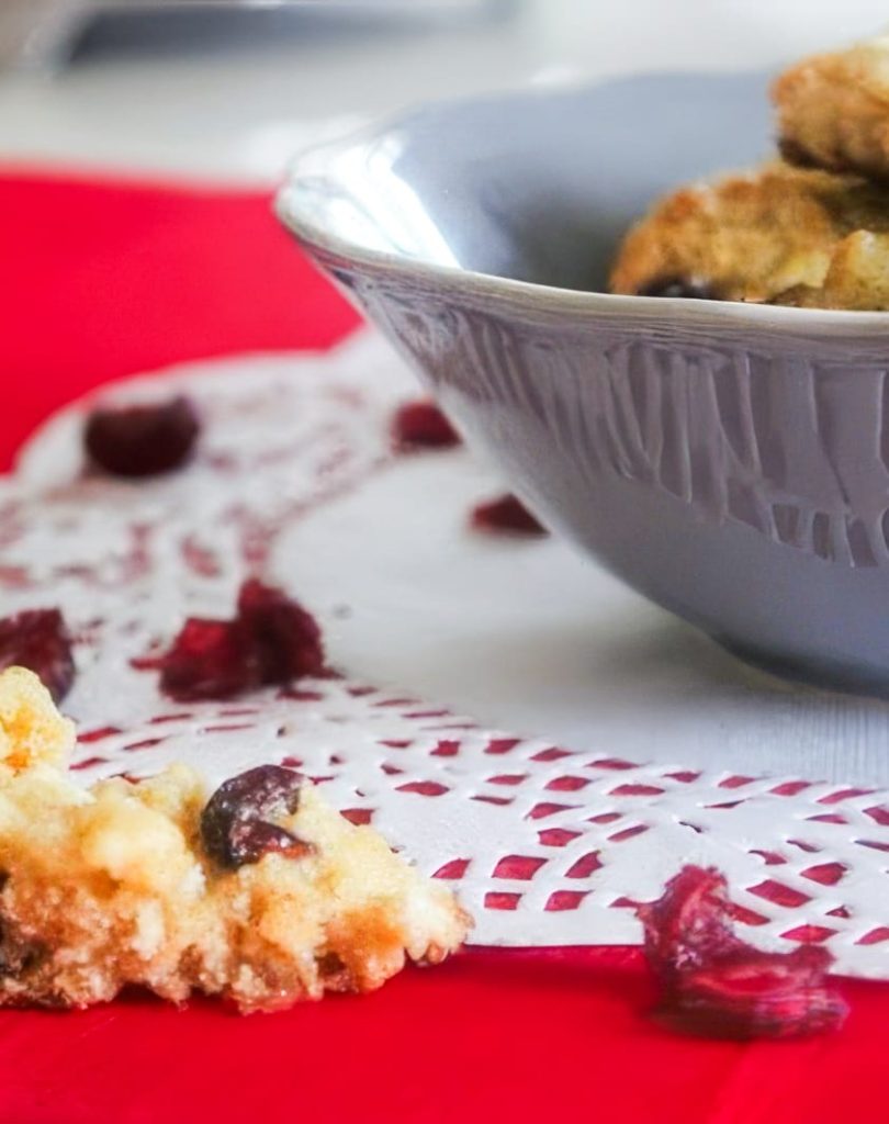 Biscotti al Riso Soffiato, Cioccolato Bianco e Mirtilli Rossi