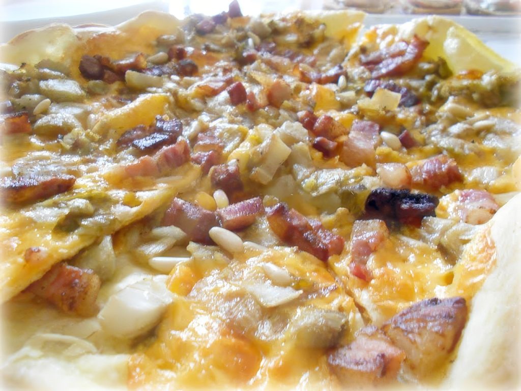 Pizza Brise' con Belga Stufata, Cheddar, Bacon e Pinoli