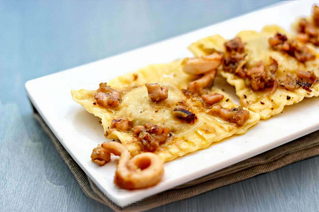 RAVIOLI DI PATATE E POMODORI SECCHI CON RAGU DI TOTANI