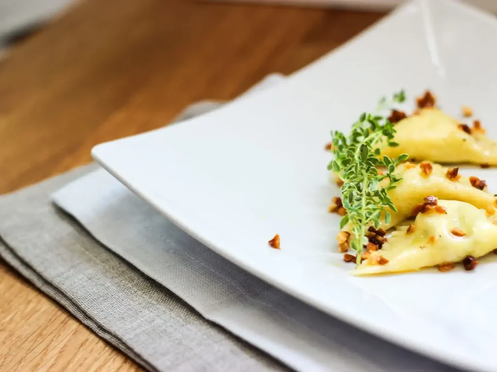 Ricetta Ravioli di Caprino e Porro